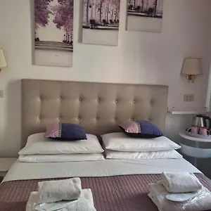 https://castelfidardo.it-romehotels.com